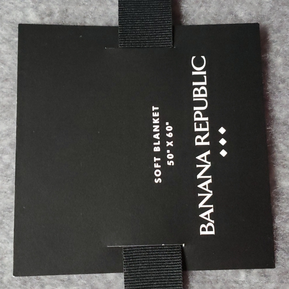 Banana Republic 50" x 60" Soft Blanket NWT Gray White - Picture 4 of 13